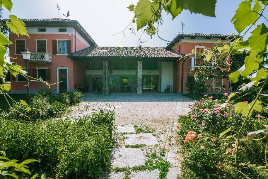 Chiara Apartment Cuneo Bagian luar foto