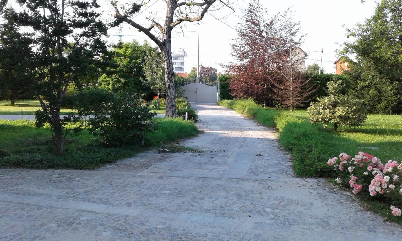 Chiara Apartment Cuneo Bagian luar foto